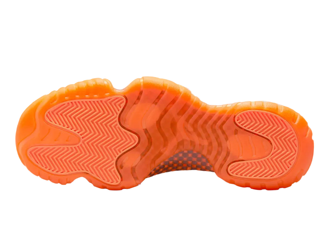 White leather low sneaker with orange sole 